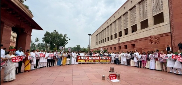 संसद भवन परिसर में इंडी गठबंधन का विरोध प्रदर्शन।