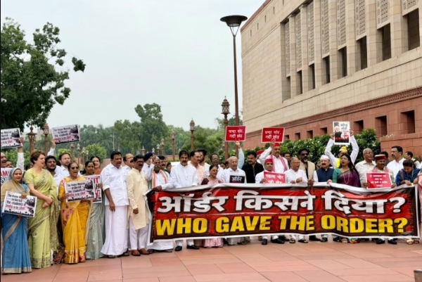 संसद भवन परिसर में इंडी गठबंधन का विरोध प्रदर्शन।