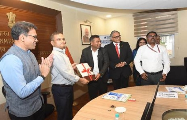 पहला पीएंडआई पॉलिसी दस्तावेज सौंपते हुए डीएफएस सचिव