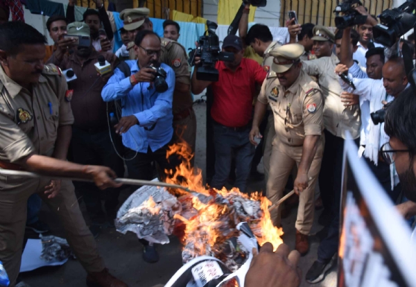 कांग्रेस मुख्यालय पर नीट परीक्षा पेपर लीक होने के विरोध में केन्द्रीय शिक्षा मंत्री धर्मेन्द्र प्रधान का पुतला फूंक कर विरोध प्रदर्शन करते युवा कांग्रेस व एनएसयूआई के कार्यकर्त्ता।