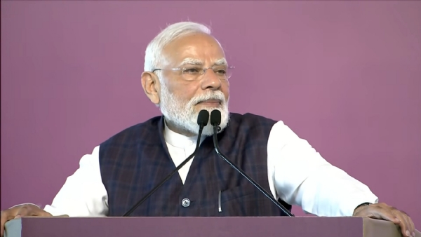 प्रधानमंत्री नरेन्द्र मोदी शुक्रवार को चंडीगढ़ में सभा को संबोधित करते हुए