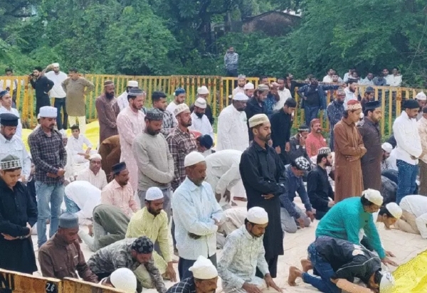 भोजशाला के पीछे वाली जमीन पर नमाज अदा करते हुए मुस्लिम पक्ष के लोग