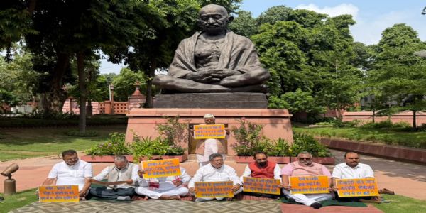 ঝাৰখণ্ডৰ নিযুক্তি পৰীক্ষাত সংঘটিত হোৱা কথিত অনিয়মৰ প্ৰতিবাদত বিজেপিৰ সাংসদসকলে সংসদ চৌহদত মৌন প্ৰতিবাদ