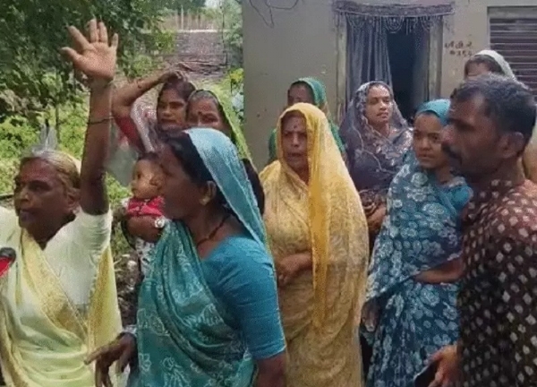 भोजशाला के पीछे वाली जमीन पर नमाज का विरोध करते हुए स्थानीय लोग