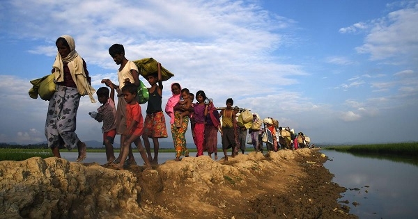 म्यांमार से रोहिंग्या शरणार्थी बांग्लादेश पहुंचते (फाइल फाेटाे)