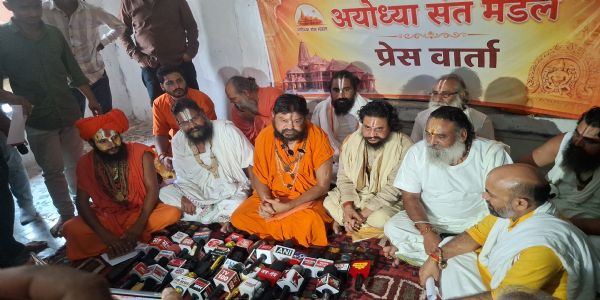চম্পাট ৰায়ৰ পক্ষত অযোধ্যা সন্তসকল, তেওঁৰ পদত্যাগৰ পত্ৰ স্বীকাৰ নকৰিবলৈ ট্ৰাষ্টক আহ্বান