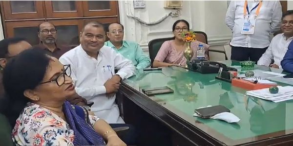 তৃণমূল কংগ্ৰেছৰ ৰাজ্যিক সভাপতি পদৰ পৰা পদত্যাগ কৰাৰ পিছত চন্দ্ৰিমা ভট্টাচাৰ্যৰ ঋতব্ৰত বেনাৰ্জী ফৈদৰ নেতাসকলৰ সৈতে সাক্ষাৎ