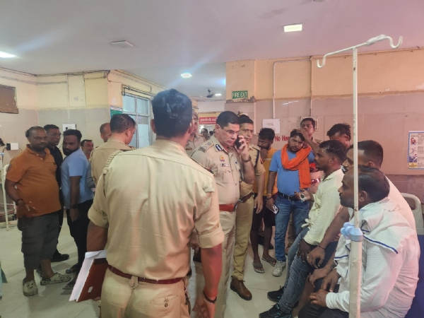 घायलों से पूछताछ करती पुलिस