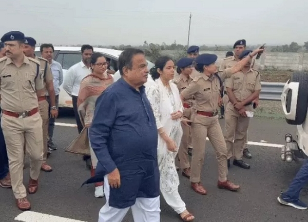 रतलाम जिले की सीमा पर दिल्ली-मुंबई एक्सप्रेसवे का निरीक्षण करते हुए गडकरी रतलाम जिले की सीमा पर दिल्ली-मुंबई एक्सप्रेसवे का निरीक्षण करते हुए गडकरी