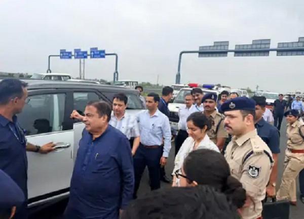 रतलाम जिले की सीमा पर दिल्ली-मुंबई एक्सप्रेसवे का निरीक्षण करते हुए गडकरी रतलाम जिले की सीमा पर दिल्ली-मुंबई एक्सप्रेसवे का निरीक्षण करते हुए गडकरी
