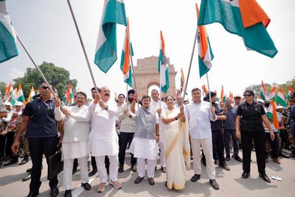 मुख्यमंत्री रेखा गुप्ता बुधवार को इंडिया गेट से कर्तव्य पथ तक तिरंगा यात्रा का  नेतृत्व करते हुए