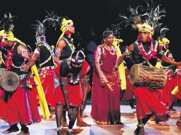 नृत्य करते हुए सरईटोला के कलाकार।