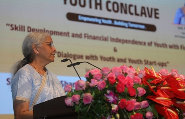 जयपुर में युवा कॉन्क्लेव 2026 के दौरान स्टार्टअप्स उद्यमियों से संवाद करते सीतारमण