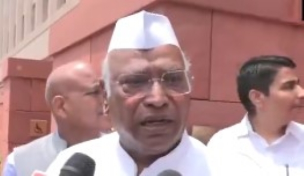 संसद भवन परिसर में पत्रकारों से बात करते कांग्रेस अध्यक्ष मल्लिकार्जुन खरगे