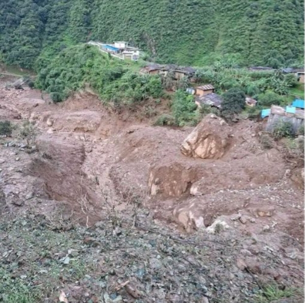 रोल्पा में भूस्खलन का मलबा