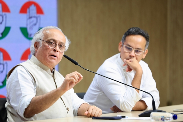 कांग्रेस मुख्यालय में पत्रकार वार्तो के दौरान कांग्रेस महासचिव (संचार) जयराम रमेश और लोकसभा में उपनेता गौरव गोगोई।
