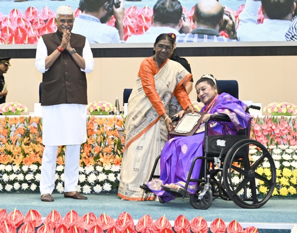 राष्ट्रपति द्रौपदी मुर्मु गुरुवार को संगीत नाटक अकादमी पुरस्कार प्रदान करते हुए