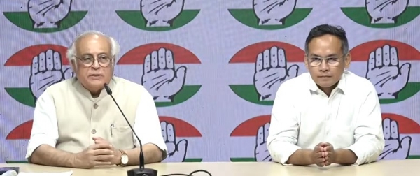 कांग्रेस मुख्यालय में पत्रकार वार्तो के दौरान कांग्रेस महासचिव (संचार) जयराम रमेश और लोकसभा में उपनेता गौरव गोगोई।