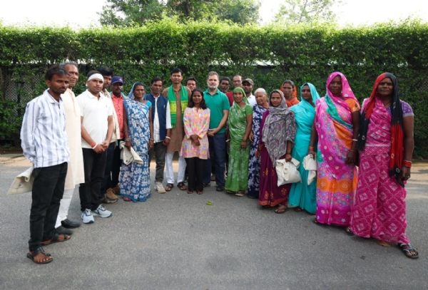 नई दिल्ली में गुरुवार को केन-बेतवा नदी जोड़ परियोजना से प्रभावित लोगों के प्रतिनिधिमंडल से मुलाकात करते लोकसभा में नेता प्रतिपक्ष राहुल गांधी।