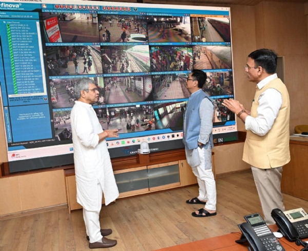 रेल मंत्री अश्विनी वैष्णव गुरुवार को केंद्रीय मंत्री किरेन रिजिजू और मनसुख मांडविया को रेलवे के ‘वार रूम’ की कार्यप्रणाली से अवगत कराते हुए