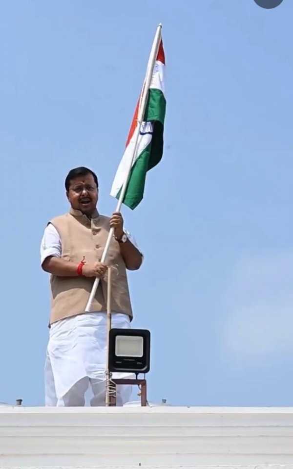 भाजपा अध्यक्ष नितिन नवीन ने लहराया तिरंगा
