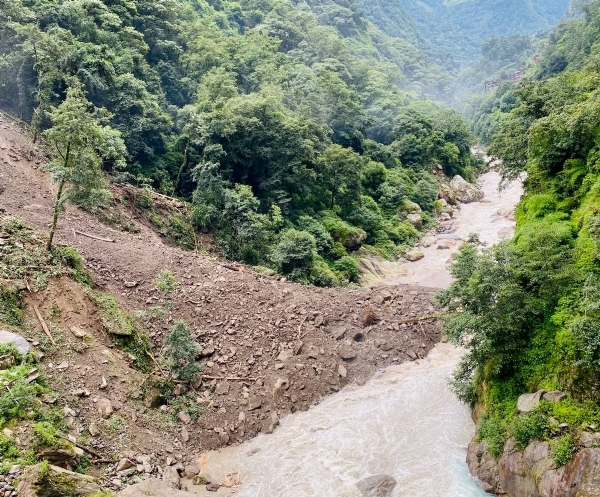 चीन के तरफ आए भूस्खलन से नेपाल का नदी बाधित