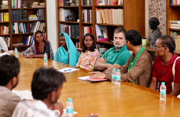 नई दिल्ली में गुरुवार को केन-बेतवा नदी जोड़ परियोजना से प्रभावित लोगों के प्रतिनिधिमंडल से मुलाकात करते लोकसभा में नेता प्रतिपक्ष राहुल गांधी।