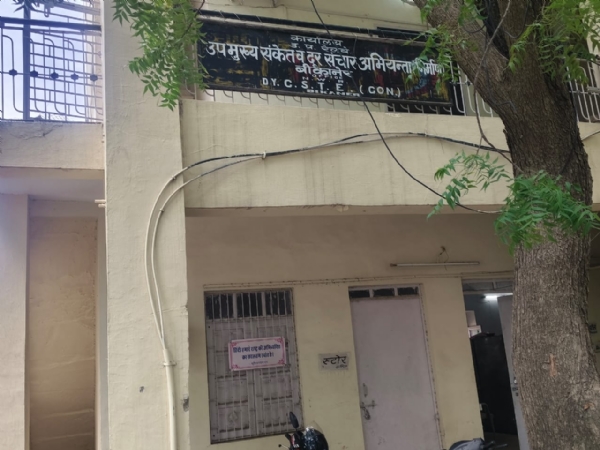 सीबीआई ने रेलवे के दो कार्मिकों को 1 लाख 20 हजार रुपए की रिश्वत लेते गिरफ्तार किया