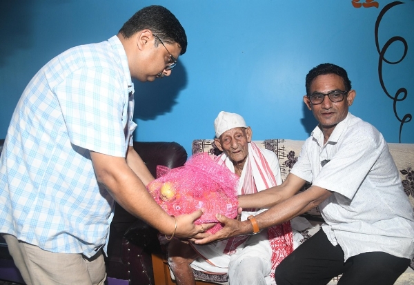 ১০৬বছৰীয়া ঠগিৰাম বৰা