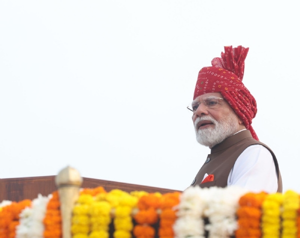 प्रधानमंत्री नरेन्द्र मोदी लाल किले पर देश को संबोधित करने के दौरान।