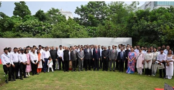लोकपाल अध्यक्ष न्यायमूर्ति अजय माणिकराव खानविलकर 80वें स्वतंत्रता दिवस के अवसर पर लोकपाल परिसर में अन्य सदस्यों के साथ।