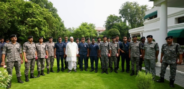 स्वतंत्रता दिवस के अवसर पर शनिवार को अपने आधिकारिक आवास पर तिरंगा फहराने के बाद कांग्रेस अध्यक्ष मल्लिकार्जुन खरगे।