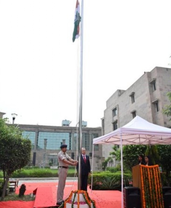 लोकपाल अध्यक्ष न्यायमूर्ति अजय माणिकराव खानविलकर 80वें स्वतंत्रता दिवस के अवसर पर लोकपाल परिसर में तिरंगा फहराते हुए।