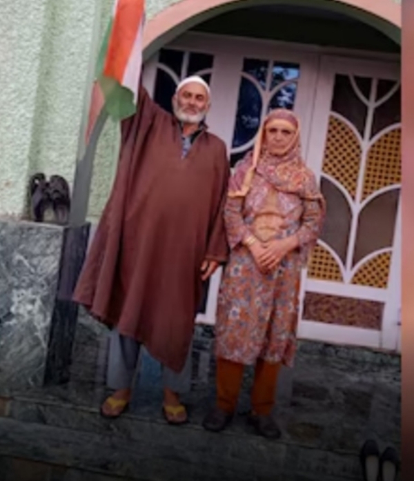 लश्कर-ए-तैयबा के टॉप कमांडर आबिद रमज़ान शेख के माता-पिता ने अपने घर की छत पर लहराया तिरंगा