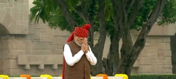 80वें स्वतंत्रता दिवस पर शनिवार को नई दिल्ली के राजघाट स्थित महात्मा गांधी की समाधि पर श्रद्धांजलि अर्पित करते प्रधानमंत्री नरेन्द्र मोदी।