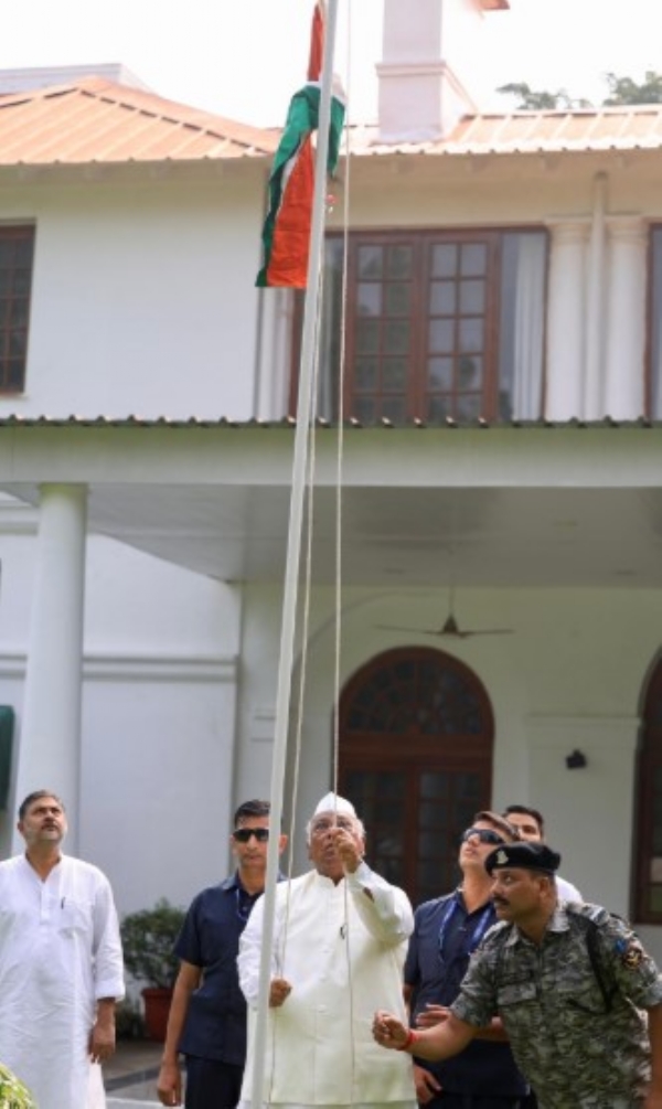 स्वतंत्रता दिवस के अवसर पर शनिवार को अपने आधिकारिक आवास पर तिरंगा फहराते कांग्रेस अध्यक्ष मल्लिकार्जुन खरगे।