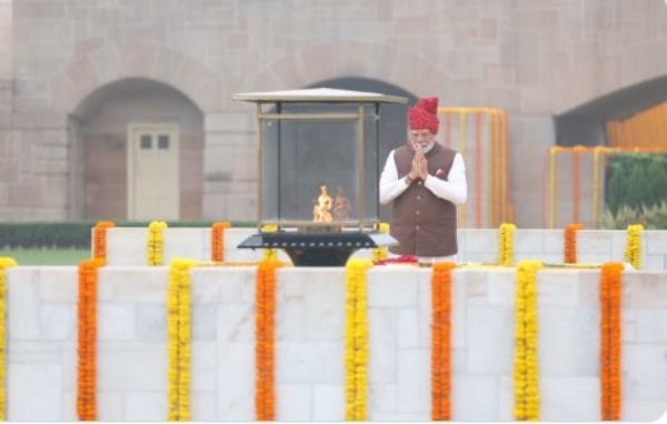80वें स्वतंत्रता दिवस पर शनिवार को नई दिल्ली के राजघाट स्थित महात्मा गांधी की समाधि पर श्रद्धांजलि अर्पित करते प्रधानमंत्री नरेन्द्र मोदी।