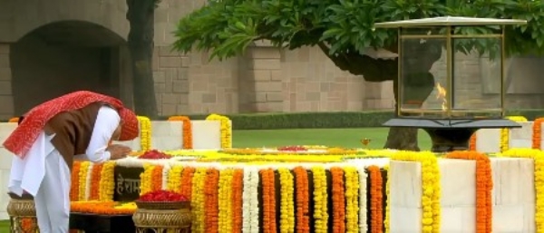 80वें स्वतंत्रता दिवस पर शनिवार को नई दिल्ली के राजघाट स्थित महात्मा गांधी की समाधि पर श्रद्धांजलि अर्पित करते प्रधानमंत्री नरेन्द्र मोदी।