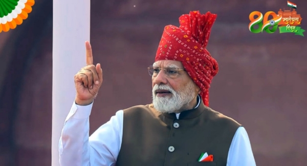 नई दिल्ली में शनिवार को प्रधानमंत्री नरेन्द्र मोदी लाल किले की प्राचीर से देशवासियों को संबोधित करते। फोटो