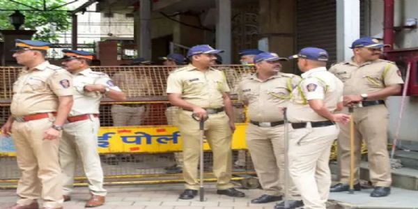 মহাৰাষ্ট্ৰৰ কোলাবাত নৌসৈনিকৰ ঘৰৰ পৰা চাৰিটা মৃতদেহ উদ্ধাৰ হোৱাৰ পিছতে চাঞ্চল্য