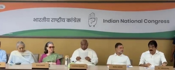 कांग्रेस कार्यसमिति (सीडब्ल्यूसी) की बैठक में कांग्रेस अध्यक्ष मल्लिकार्जुन खरगे, संसदीय दल की अध्यक्ष सोनिया गांधी, विपक्ष के नेता राहुल गांधी, एआईसीसी महासचिव (संगठन) के.सी. वेणुगोपाल और एआईसीसी महासचिव प्रियंका गांधी समेत पार्टी के शीर्ष नेता मौजूद।