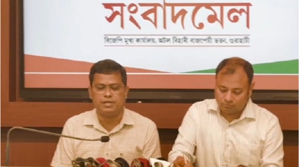 অসম ৰাজ্যিক বিজেপিৰ মুখ্য কাৰ্যালয়ত অনুষ্ঠিত সংবাদমেল সম্বোধন কৰি ৰাজ্যিক বিজেপিৰ মুখপাত্ৰ কমল কুমাৰ মেধি আৰু ৰাজ্যিক সংবাদ মাধ্যমৰ পেনেলিষ্ট আশীষ ভৰালী।