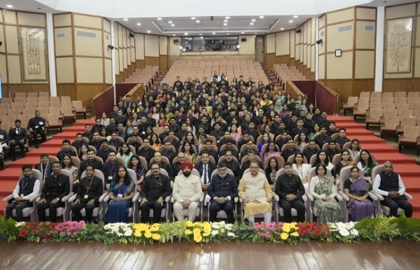 एलबीएसएनएए मसूरी में 2024 बैच के आईएएस अधिकारी प्रशिक्षुओं के द्वितीय चरण के प्रशिक्षण के समापन कार्यक्रम में उपस्थित उपराष्ट्रपति सी. पी. राधाकृष्णन, राज्यपाल गुरमीत सिंह,मंत्री गणेश जोशी और अन्य गणमान्य लोग। एलबीएसएनएए मसूरी में 2024 बैच के आईएएस अधिकारी प्रशिक्षुओं के द्वितीय चरण के प्रशिक्षण के समापन कार्यक्रम में उपस्थित उपराष्ट्रपति सी. पी. राधाकृष्णन, राज्यपाल गुरमीत सिंह,मंत्री गणेश जोशी और अन्य गणमान्य लोग।