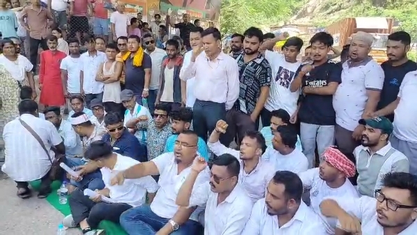 যোৰাবাটত অব্যাহত আছে উত্তেজনা