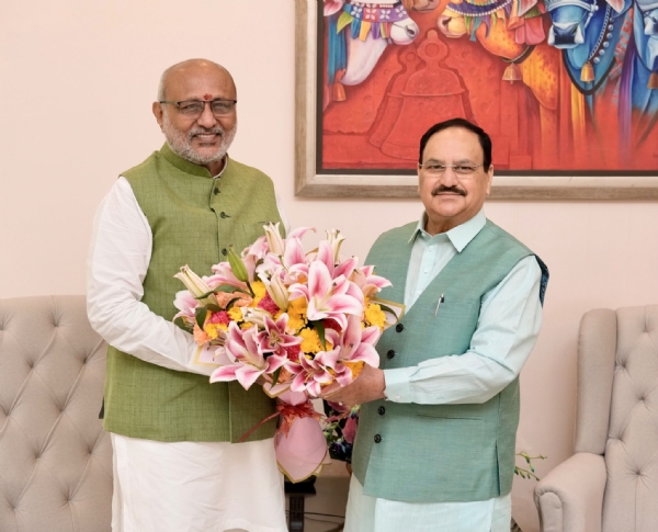 उपराष्ट्रपति राधाकृष्णन केन्द्रीय मंत्री जेपी नड्डा से मुलाकात करते हुए।