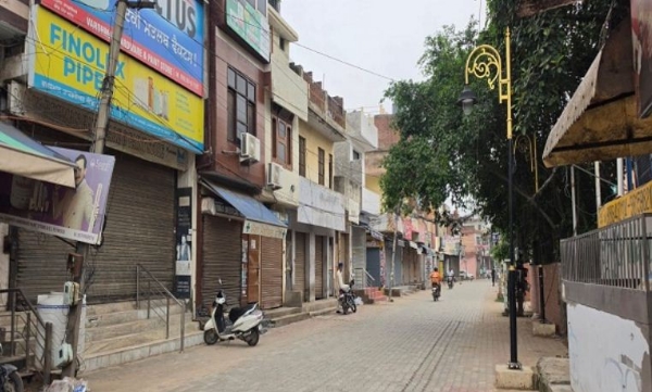 पंजाब के डेराबस्सी में बंद पड़ा बाजार
