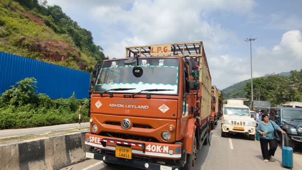 যোৰাবাটত অব্যাহত আছে উত্তেজনা