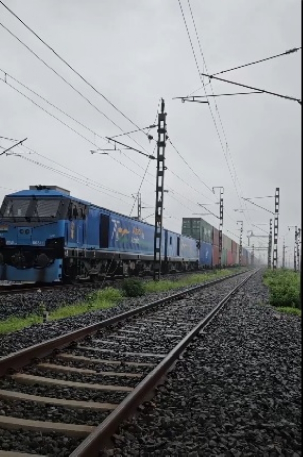 মুম্বাইৰ জৱাহৰলাল নেহৰু বন্দৰৰ পৰা গুজৰাটৰ বদোদৰালৈ ১৩ কিলোমিটাৰ দৈৰ্ঘ্যৰ এখন কণ্টেইনাৰ ৰে’ল।