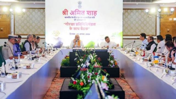 केन्द्रीय गृह एवं सहकारिता मंत्री अमित शाह और पश्चिम बंगाल के मुख्यमंत्री शुभेन्दु अधिकारी शनिवार को सिलिगुड़ी में विभिन्न हितधारकों और पश्चिम बंगाल के पहाड़ी क्षेत्र के प्रतिनिधियों के साथ एक बैठक करते हुए केन्द्रीय गृह एवं सहकारिता मंत्री अमित शाह और पश्चिम बंगाल के मुख्यमंत्री शुभेन्दु अधिकारी शनिवार को सिलिगुड़ी में विभिन्न हितधारकों और पश्चिम बंगाल के पहाड़ी क्षेत्र के प्रतिनिधियों के साथ एक बैठक करते हुए