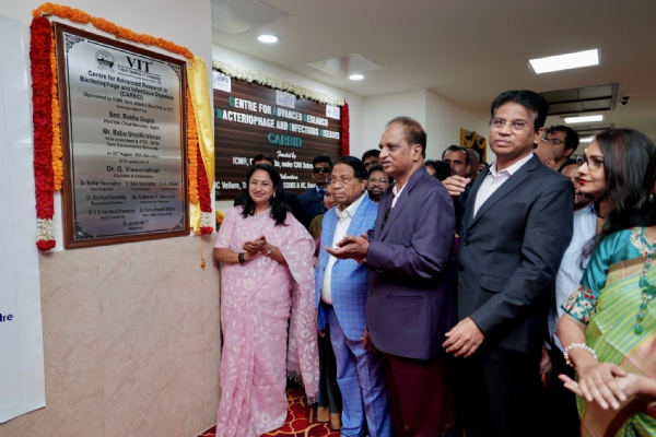 दिल्ली की मुख्यमंत्री रेखा गुप्ता ने वीआईटी में कार्बिड का उद्घाटन करते हुए